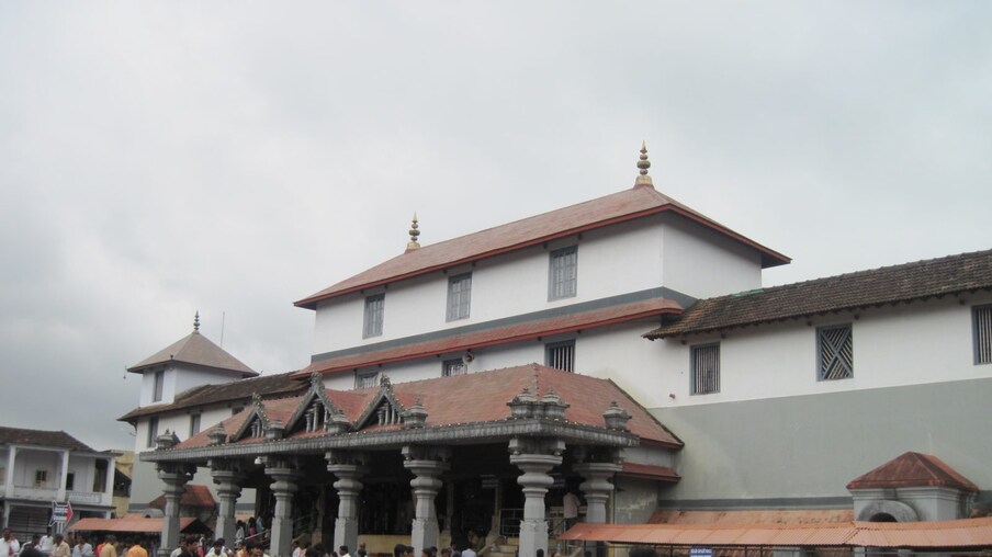  ಭಕ್ತಾದಿಗಳೇ ಗಮನಿಸಿ, ಧರ್ಮಸ್ಥಳ ಕ್ಷೇತ್ರದ ಕುರಿತು ಸಾಮಾಜಿಕ ಜಾಲತಾಣಗಳಲ್ಲಿ ಫೋಟೊವೊಂದು ಹರಿದಾಡುತ್ತಿದೆ. ಹಲವು ಭಕ್ತಾದಿಗಳು ಫೋಟೋವೊಂದನ್ನು ತಮ್ಮ ವಾಟ್ಸಾಪ್ ಗ್ರೂಪ್​ಗಳಲ್ಲಿ, ಸ್ಟೇಟಸ್​ಗಳಲ್ಲಿ ಹಂಚಿಕೊಳ್ಳುತ್ತಿದ್ದಾರೆ.  (ಸಾಂದರ್ಭಿಕ ಚಿತ್ರ)