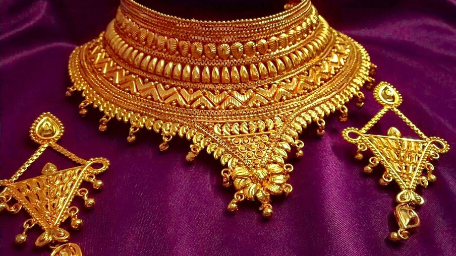  ಅಂತೂ ಈ ವಾರದ ಆರಂಭವು ಅಪರಂಜಿ ಚಿನ್ನದ ದರ ಅರವತ್ತು ಸಾವಿರದ ಗಡಿ ದಾಟಿ ಆರಂಭಿಸಿದೆ. ಕಳೆದ ವಾರಕ್ಕೆ ಹೋಲಿಸಿದರೆ, ಈ ವಾರದ ಆರಂಭ ಚಿನ್ನದ ಬೆಲೆಯಲ್ಲಿ ಸ್ವಲ್ಪ ಏರಿಕೆಯಿಂದಲೇ ಆಗಿದೆ ಎನ್ನಬಹುದು. ಇನ್ನು ನಿನ್ನೆಗೆ ಹೋಲಿಸಿದರೆ ಇಂದು ಚಿನ್ನದ ಬೆಲೆಯಲ್ಲಿ ಅಲ್ಪ ಇಳಿಕೆಯಾಗಿದೆ.