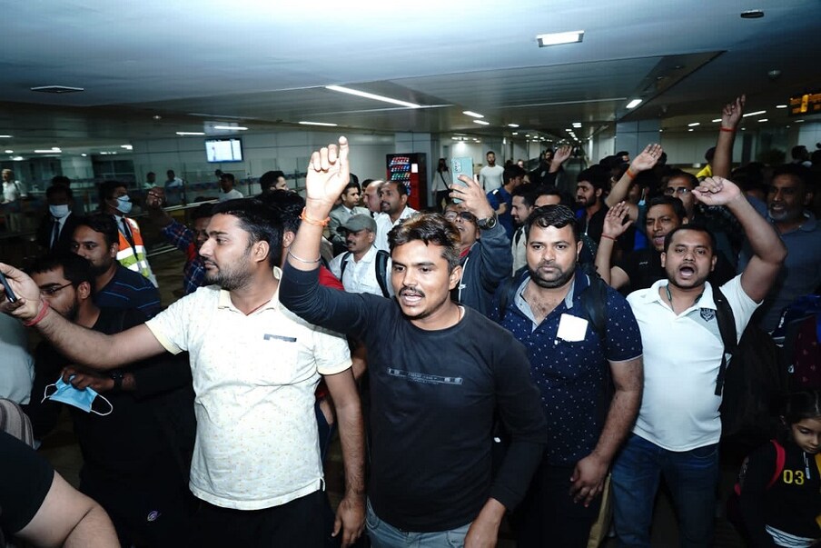  ಯುದ್ಧ ಪೀಡಿತ ಸುಡಾನ್‌ನಿಂದ 360 ಮಂದಿಯ ಮೊದಲ ಬ್ಯಾಚ್‌ ನವದೆಹಲಿಗೆ ಗುರುವಾರ ಸಂಜೆ ತಲುಪಿದ್ದು, ತಾಯ್ನಾಡಿನಲ್ಲಿ ಹೆಜ್ಜೆ ಇಡುತ್ತಿದ್ದಂತೆ ಎಲ್ಲರ ಮುಖದಲ್ಲಿ ಹರ್ಷೋದ್ಗಾರ ಕಂಡು ಬಂದಿದೆ.