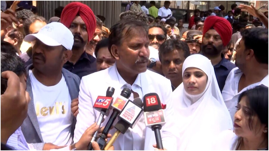  ಚುನಾವಣೆಯಲ್ಲಿ ಸೋತ ಬಳಿಕ ಉರ್ದು ಪತ್ರಿಕೆಯಲ್ಲಿ ಜಾಹೀರಾತು ಪ್ರಕಟಿಸಿರುವ ಕೆಜಿಎಫ್​ ಬಾಬು ತಮ್ಮಿಂದ ಪಡೆದ ಚೆಕ್​ಗಳನ್ನು ಹಿಂದಿರುಗಿಸಬೇಕು ಎಂದು ಹೇಳಿದ್ದಾರೆ.