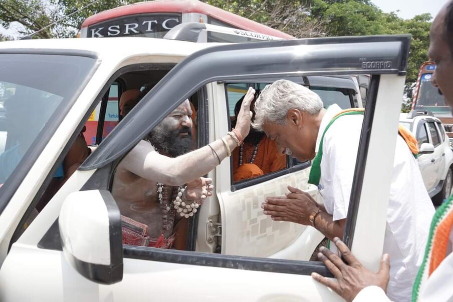  ಚುನಾವಣೆಯಲ್ಲಿ ಜಾತಿ ಲೆಕ್ಕಾಚಾರವೂ ನಡೆಯುತ್ತದೆ. ಮತ್ತೊಂದೆಡೆ ಬಹುತೇಕ ಅಭ್ಯರ್ಥಿಗಳು ಗೆಲುವಿಗಾಗಿ ದೇವರ ಮೊರೆ ಹೋಗುತ್ತಿದ್ದಾರೆ. ಒಂದಿಷ್ಟು ಜನರು ಪ್ರಮುಖ ಸಮುದಾಯದ ಸ್ವಾಮೀಜಿಗಳನ್ನು ಭೇಟಿಯಾಗುತ್ತಿದ್ದಾರೆ.