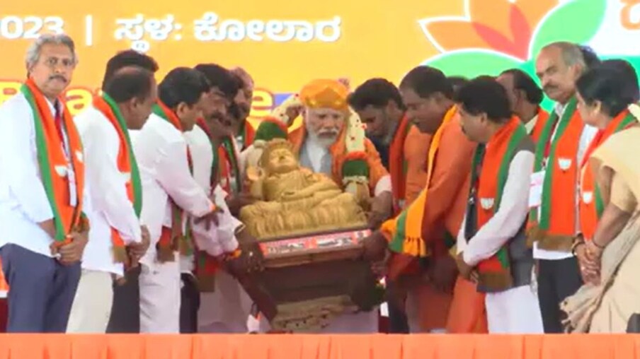  ಮತ ಬೇಟೆಗೆ ಕರುನಾಡಿನಲ್ಲಿ ಟೂರ್ ಮುಂದುವರೆಸಿರೋ ಮೋದಿಗೆ ಹೋದಲೆಲ್ಲಾ ಇವತ್ತು ವಿಶೇಷ ಗಿಫ್ಟ್ ಸಿಕ್ಕಿದೆ. ಕೋಲಾರದಲ್ಲಿ ಪ್ರಧಾನಿ ಮೋದಿಗೆ ಮರದಿಂದ ನಿರ್ಮಾಣ ಮಾಡಿರುವ 15 ಕೆಜಿ ತೂಕದ ಬುದ್ಧನ ವಿಗ್ರಹ ನೀಡಲಾಗಿದೆ. ಕೋಲಾರ ಸಂಸದ ಎಸ್. ಮುನಿಸ್ವಾಮಿ ಅವರು ಪ್ರಧಾನಿಗಳಿಗೆ ಉಡುಗೊರೆ ನೀಡಿದ್ದಾರೆ.