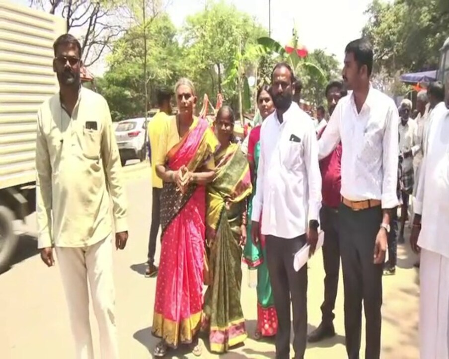  ಕರ್ನಾಟಕ ವಿಧಾನಸಭೆ ಚುನಾವಣೆಗೆ ಕೋಲಾರ ಜಿಲ್ಲೆಯ ಮಾಲೂರು ವಿಧಾನಸಭಾ ಕ್ಷೇತ್ರದ ಪಕ್ಷೇತರ ಅಭ್ಯರ್ಥಿಯಾಗಿ 60 ವರ್ಷದ ನಾರಾಯಣಮ್ಮ ಎಂಬ ವೃದ್ದ ಮಹಿಳೆ ನಾಮಪತ್ರ ಸಲ್ಲಿಸಿದ್ದಾರೆ.