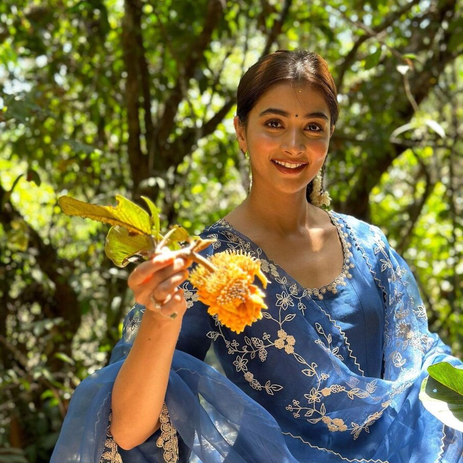  ಮಂಗಳೂರಿಗೆ ಬಂದ ಪೂಜಾ ಹೆಗ್ಡೆ ಪೆಜಕಾಯಿ ಹಣ್ಣು ತಿಂದಿದ್ದಾರೆ. ಕಾಡಿನಲ್ಲಿ ಸುತ್ತಿ ಹಣ್ಣು ಹುಡುಕಿ ತಂದು ರುಚಿ ನೋಡಿ ಬಾಯಿ ಚಪ್ಪರಿಸಿದ್ದಾರೆ. ಇಷ್ಟೇ ಅಲ್ಲ ಇನ್ನೂ ಒಂದು ವಿಶೇಷ ಆಹಾರವನ್ನು ನಟಿ ಸೇವಿಸಿದ್ದಾರೆ.