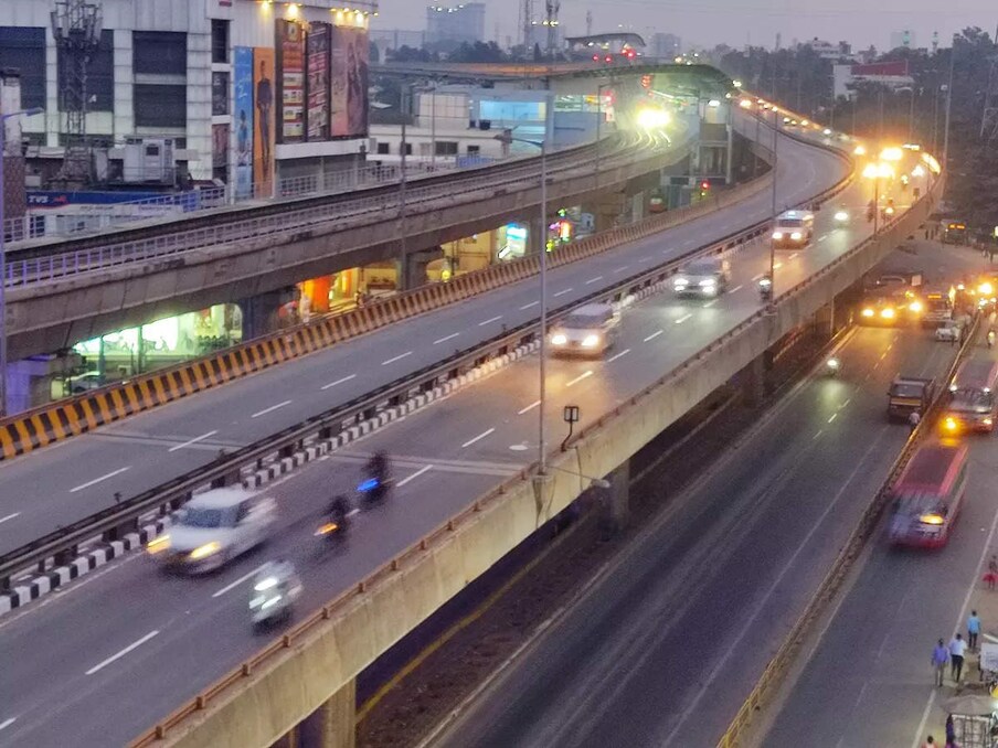  ಬೆಂಗಳೂರು ನಗರದ ದಿನೇ ದಿನೇ ವೇಗವಾಗಿ ಬೆಳವಣಿಗೆ ಕಾಣುತ್ತಿದೆ. ಈಗಾಗಲೇ ಬೆಂಗಳೂರಿನಲ್ಲಿ ಉಪನಗರ ಯೋಜನೆ ಜಾರಿಗೆ ತರಲಾಗಿದೆ. ಈ ಯೋಜನೆಯ ಅನುಷ್ಠಾನದ ಕುರಿತು ಮಹತ್ವದ ಸುದ್ದಿಯೊಂದು ಹೊರಬಿದ್ದಿದೆ. (ಸಾಂದರ್ಭಿಕ ಚಿತ್ರ)