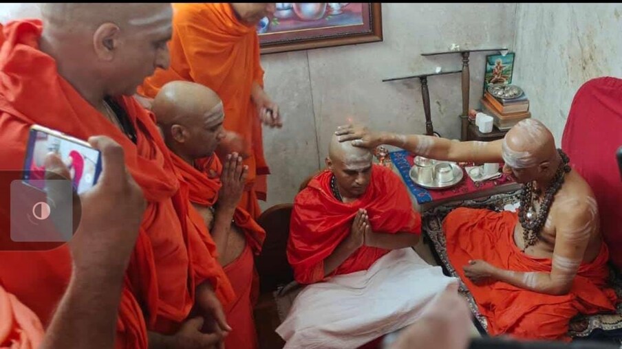  ತುಮಕೂರು: ಸಿದ್ದಗಂಗಾ ಮಠದಲ್ಲಿ ನೂತನ ಉತ್ತರಾಧಿಕಾರಿ ಪಟ್ಟಾಭಿಷೇಕ ಕಾರ್ಯಕ್ರಮ ನಡೆಯಿತು. ಶಿವಕುಮಾರ ಶ್ರೀಗಳ ಗದ್ದುಗೆಗೆ ಭೇಟಿ ನೀಡಿ ವಿಶೇಷ ಪೂಜೆ ಸಲ್ಲಿಸಿದ್ದರು. ಇಂದು ಬೆಳಗಿನ ಜಾವದಿಂದಲೇ ಪೂಜಾ ಕೈಂಕರ್ಯಗಳು ಆರಂಭವಾಗಿದ್ದು, ಪಟ್ಟಾಭಿಷೇಕ ಕಾರ್ಯಕ್ರಮ ಸಿದ್ದಗಂಗಾ ಹಳೆಯ ಮಠದ ಆವರಣದಲ್ಲಿ ನಡೆಸಲಾಗಿದೆ.