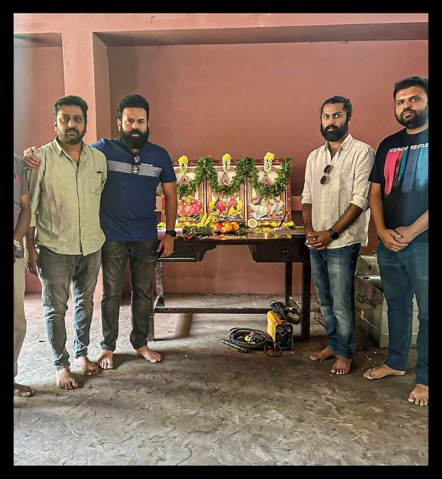  ದೊಡ್ಮನೆ ಯುವ ರಾಜ್‌ಕುಮಾರ್ ಅಭಿನಯದ ಯುವ ಚಿತ್ರದ ಕೆಲಸ ಶುರು ಆಗಿದೆ. ಇತ್ತೀಚಿಗೆ ಚಿತ್ರ ಅದ್ದೂರಿಯಾಗಿಯೇ ಸೆಟ್ಟೇರಿದೆ. ಡೈರೆಕ್ಟರ್ ಸಂತೋಷ್ ಆನಂದ್‌ ರಾಮ್ ಈ ಚಿತ್ರಕ್ಕಾಗಿ ಸಾಕಷ್ಟು ತಯಾರಿ ಮಾಡಿಕೊಂಡು ಫ್ಲೋರ್‌ಗೆ ಹೋಗುತ್ತಿದ್ದಾರೆ.