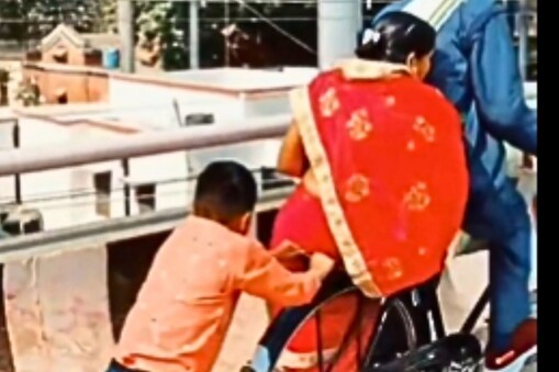 ತಂದೆಯ ಸೈಕಲ್ ಮಗ ದೂಡುವ ದೃಶ್ಯ