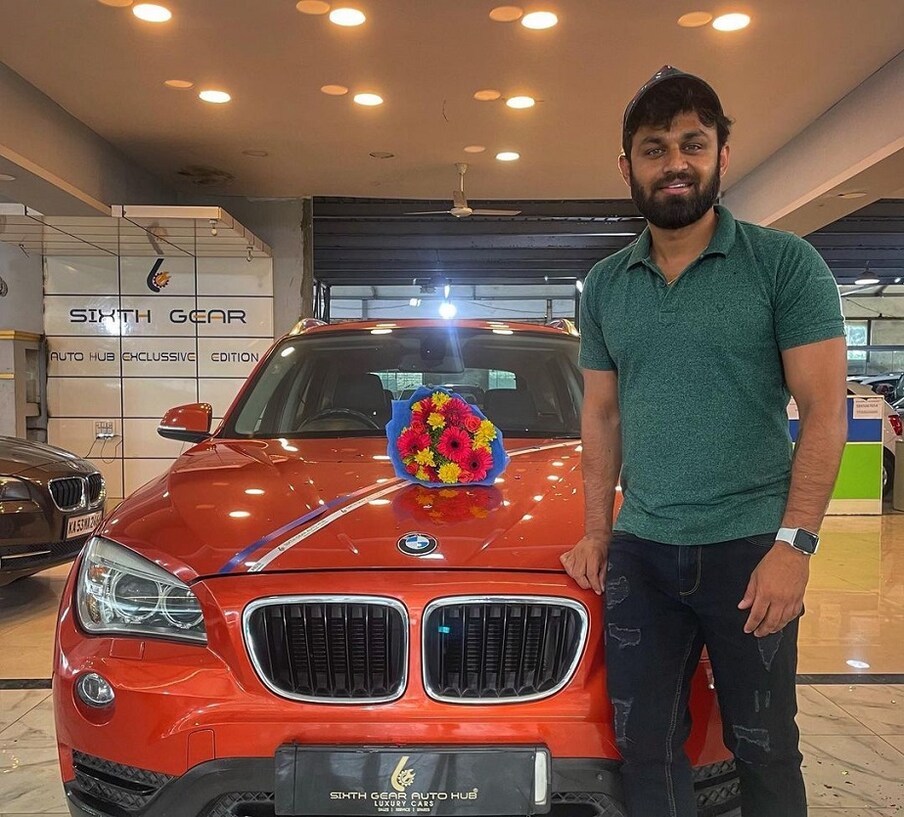  ಮಾರ್ಡನ್ ರೈತ ಎಂದು ಪ್ರಸಿದ್ದಿ ಪಡೆದಿರುವ ಶಶಿ ಕುಮಾರ್ BMW ಕಾರು ಖರೀದಿಸಿದ್ದಾರೆ. ಆ ಖುಷಿಯನ್ನು ಸಾಮಾಜಿಕ ಜಾಲತಾಣದಲ್ಲಿ ಹಂಚಿಕೊಂಡಿದ್ದಾರೆ.