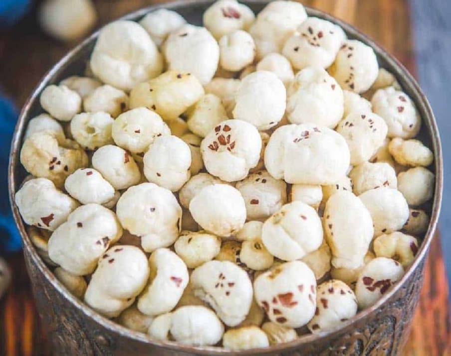  ಸಾಕಷ್ಟು ಜನರು ಸ್ಮೂಥಿ ಮತ್ತು ಸಲಾಡ್ ನಲ್ಲಿ ಬೀಜಗಳನ್ನು ಸೇರಿಸಿ ತಿನ್ನುತ್ತಾರೆ. ಬೆಳಗಿನ ತಿಂಡಿಗೆ ಬೀಜಗಳ ಖಾದ್ಯಗಳ ಆಯ್ಕೆಯು ಉತ್ತಮವಾಗಿದೆ. ಇದು ದೇಹಕ್ಕೆ ಬೇಕಾದ ಪೋಷಕಾಂಶ ಮತ್ತು ಶಕ್ತಿ ನೀಡುತ್ತದೆ. ಬೀಜಗಳ ಖಾದ್ಯವು ದೇಹದ ಆರೋಗ್ಯಕ್ಕೆ ಮತ್ತು ಬೆಳವಣಿಗೆಗೆ ಉತ್ತಮ. ಇಲ್ಲಿ ನಾವು ಪೋಷಕಾಂಶ ಭರಿತ ಮಖಾನಾ ರೆಸಿಪಿ ಬಗ್ಗೆ ತಿಳಿಯೋಣ.