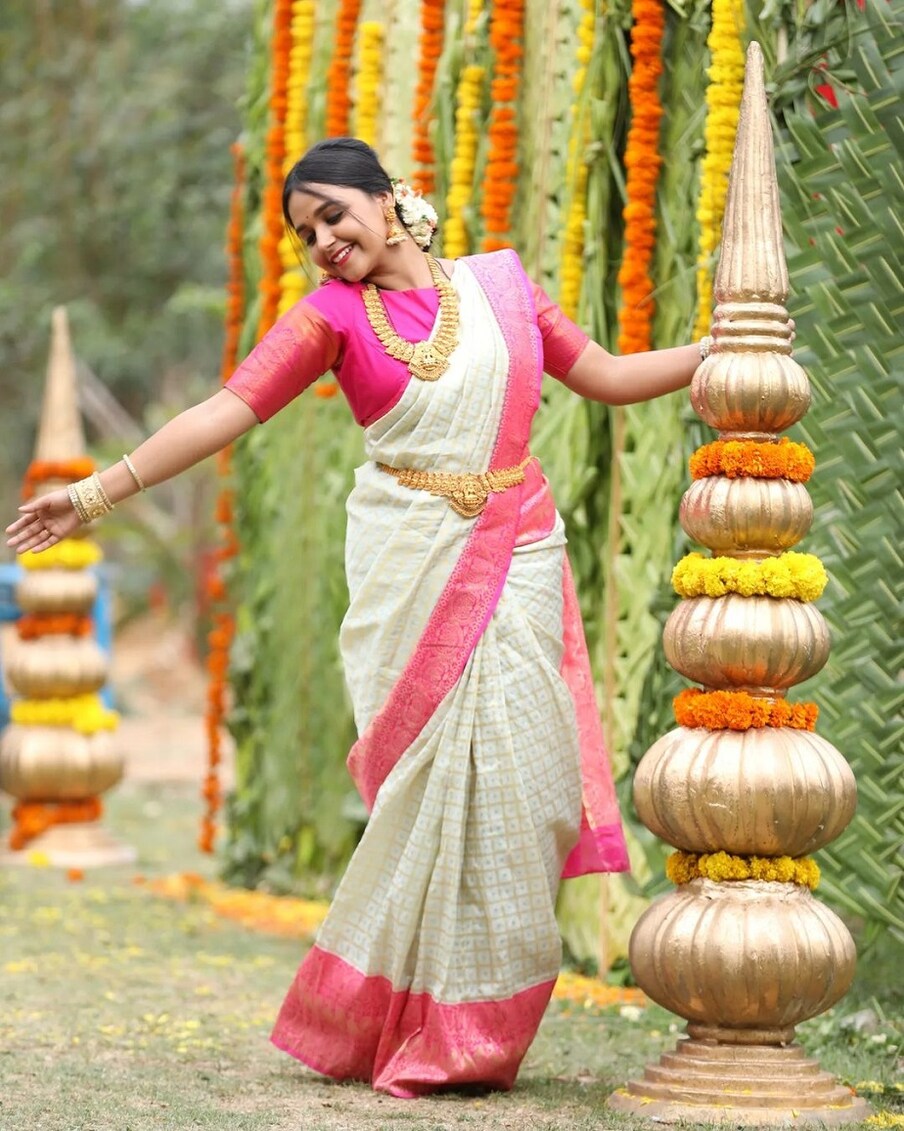  ಗಟ್ಟಿಮೇಳ ಧಾರಾವಾಹಿ ಜೀ ಕನ್ನಡ ವಾಹಿನಿಯಲ್ಲಿ ಪ್ರಸಾರವಾಗುತ್ತಿರುವ ಜನಪ್ರಿಯ ಸೀರಿಯಲ್. ಸೋಮವಾರದಿಂದ ಶುಕ್ರವಾರದವರಗೆ ರಾತ್ರಿ 8 ಗಂಟೆಗೆ ಪ್ರಸಾರವಾಗುತ್ತಿದೆ. ಬಡತನದಲ್ಲಿರುವ 4 ಹೆಣ್ಣು ಮಕ್ಕಳ ತಾಯಿ ಎಲ್ಲರಿಗೂ ಮದುವೆ ಮಾಡಿ ಹೇಗೆ ತನ್ನ ಜವಾಬ್ದಾರಿ ನಿಭಾಯಿಸುತ್ತಾಳೆ ಅನ್ನೋ ಕಥೆ.