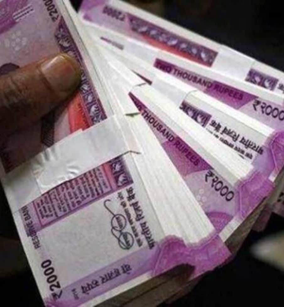  RBI ಕಾಯಿದೆ 1934ರ ಸೆಕ್ಷನ್​ 24(1)ರ ಅಡಿಯಲ್ಲಿ 2016ರಲ್ಲಿ 2000 ರೂಪಾಯಿ ನೋಟುಗಳನ್ನು ಮುದ್ರಿಸಲು ಆರಂಭಿಸಿತ್ತು. ಅದೇ ವರ್ಷದಲ್ಲಿ RBI ಹಳೆಯ 500 ಮತ್ತು 1000 ರೂಪಾಯಿ ನೋಟುಗಳನ್ನು ಬ್ಯಾನ್ ಮಾಡಿತ್ತು. ಆದ್ರೆ ಕರೆನ್ಸಿ ಅಗತ್ಯತೆ ಉಂಟಾಗಬಹುದು ಎಂಬ ಕಾರಣಕ್ಕೆ RBI ಈ ಮುಖಬೆಲೆಯ ನೋಟುಗಳನ್ನು ಚಲಾವಣೆಗೆ ತಂದಿದೆ. ಆದರೆ 2018-19ರಲ್ಲಿ 2000 ರೂಪಾಯಿ ನೋಟುಗಳ ಮುದ್ರಣವನ್ನು ನಿಲ್ಲಿಸಲಾಗಿತ್ತು.