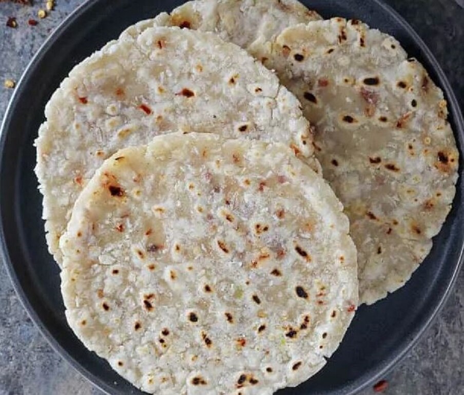  ಬೇಸಿಗೆಯಲ್ಲಿ ನೀವು ಈರುಳ್ಳಿ ಹಾಕಿ ಮಾಡಿದ ಜೋಳದ ರೊಟ್ಟಿ ತಿಂದರೆ ಇದು ಆರೋಗ್ಯಕ್ಕೆ ತುಂಬಾ ಪ್ರಯೋಜನಕಾರಿ. ಜೋಳ ಮತ್ತು ಈರುಳ್ಳಿ ರೊಟ್ಟಿಯನ್ನು ಬೆಳಗಿನ ಉಪಹಾರದಲ್ಲಿ ಸೇರಿಸಿದರೆ ಇದು ನಿಮ್ಮನ್ನು ಇಡೀ ದಿನ ಶಕ್ತಿಯುತವಾಗಿಸುತ್ತದೆ. ಫೈಬರ್ ಸಮೃದ್ಧ ಜೋಳದ ಸೇವನೆಯು ಜೀರ್ಣಕ್ರಿಯೆಯನ್ನು ಸುಧಾರಿಸುತ್ತದೆ.