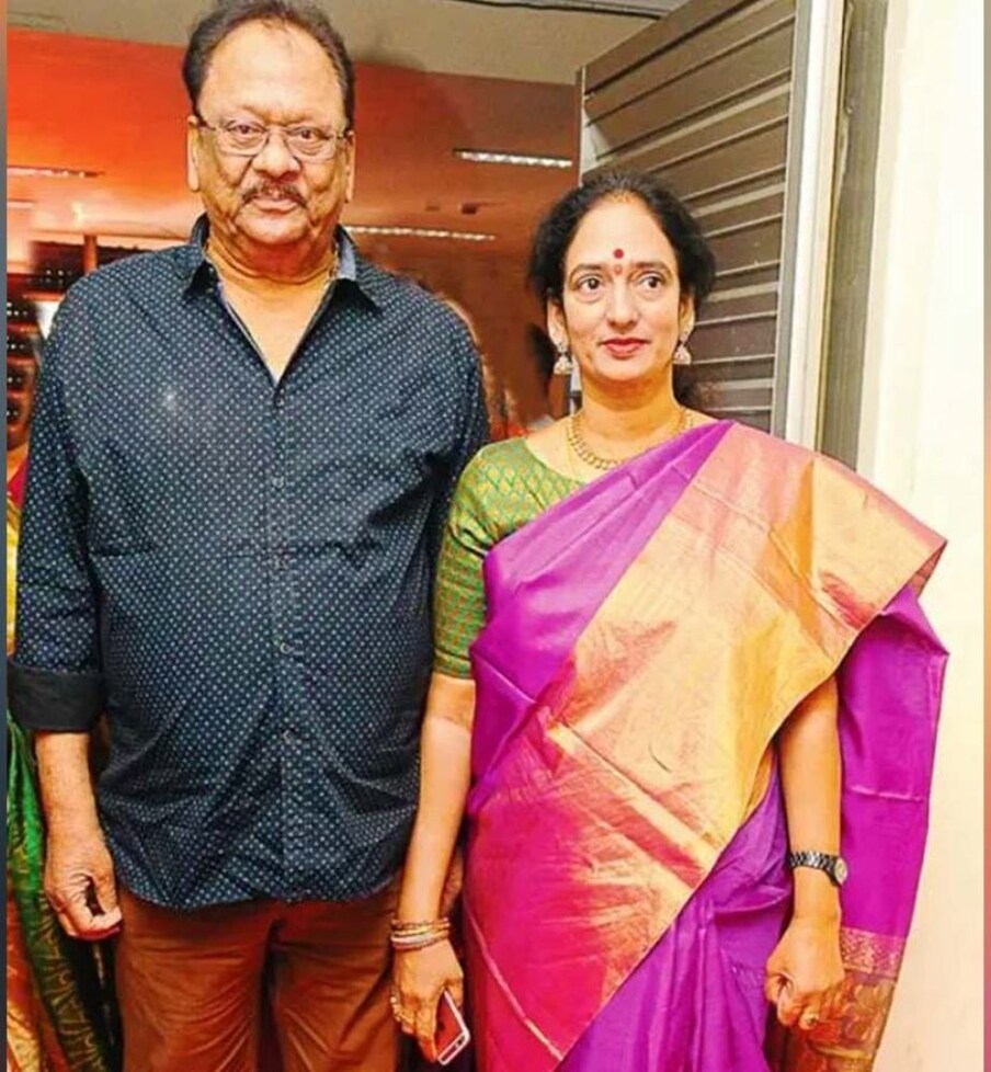  ,[object Object],ತೆಲುಗಿನ ಖ್ಯಾತ ನಟ ದಿವಂಗತ ಕೃಷ್ಣಂರಾಜು. ಕನ್ನಡದ ಸಿಂಹದ ಮರಿ ಸೇರಿದಂತೆ ಕೆಲ ಚಿತ್ರಗಳಲ್ಲೂ ನಟಿಸಿದ್ದಾರೆ. ಕಳೆದ ವರ್ಷ ಸೆಪ್ಟೆಂಬರ್‌ನಲ್ಲಿ ಕೃಷ್ಣಂರಾಜು ಅವರು ಸಾವನ್ನಪ್ಪಿದ್ದಾಗ ಅವರ ವಯಸ್ಸು 83. ವಿಷಯ ಏನಂದ್ರೆ, ಇವರ ಮೊದಲ ಪತ್ನಿ ಸೀತಾದೇವಿ ಅಂತ. ಆದ್ರೆ ಅವರು ಚಿಕ್ಕ ವಯಸ್ಸಿನಲ್ಲೇ ಉಸಿರು ಚೆಲ್ಲಿದ್ರು. ಬಳಿಕ ಕೃಷ್ಣಂರಾಜು ಅವರು ಶ್ಯಾಮಲಾ ದೇವಿ ಅವರನ್ನ 1996ರಲ್ಲಿ ಎರಡನೇ ವಿವಾಹ ಆದ್ರು. ಬಳಿಕ ಅವರು 56 ವಯಸ್ಸಿನ ನಂತರ ಮೂವರು ಹೆಣ್ಣು ಮಕ್ಕಳಿಗೆ ತಂದೆಯಾದ್ರು.