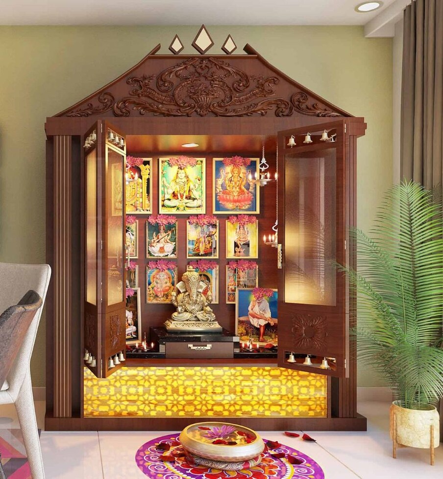  ಯಾವುದೇ ಮನೆಯಲ್ಲಿ ಪೂಜಾ ಕೊಠಡಿ ಅನ್ನೋದು ಪ್ರಮುಖ ಕೋಣೆಯಾಗಿದೆ. ದೇವರ ಸೂಚನೆ ಇಲ್ಲದೇ ಒಂದು ಹುಲ್ಲು ಕಡ್ಡಿ ಕೂಡ ಅಲ್ಲಾಡುವುದಿಲ್ಲ ಎಂಬ ನಂಬಿಕೆ ಹಿಂದೂ ಧರ್ಮದಲ್ಲಿದೆ. ಈ ಬಲವಾದ ನಂಬಿಕೆ ಪ್ರತಿನಿತ್ಯ ದೇವರ ಪೂಜೆಗೆ ಕಾರಣವಾಗಿದೆ. ಮನೆಯಲ್ಲಿ ದಿನಂಪ್ರತಿ ಪೂಜೆ ನಡೆಯುತ್ತಿದ್ದರೆ ತನ್ನಂತಾನೇ ಮನೆಯಲ್ಲಿ ಮತ್ತು ಕುಟುಂಬ ಸದಸ್ಯರಲ್ಲಿ ನೆಮ್ಮದಿ, ಶಾಂತಿ ನೆಲೆಸಿರುತ್ತದೆ. ಮನೆಕಟ್ಟುವಾಗ ಸಾಮಾನ್ಯವಾಗಿ ವಾಸ್ತು ನೋಡಲಾಗುತ್ತದೆ. ಮುಖ್ಯ ದ್ವಾರ, ಅಡುಗೆ ಮನೆ, ಕೋಣೆ ಎಲ್ಲದಕ್ಕೂ ವಾಸ್ತು ನೋಡಲಾಗುತ್ತದೆ. ಇದೇ ರೀತಿ ಪೂಜೆ ಕೋಣೆಗೂ ವಾಸ್ತು ಪ್ರಮುಖವಾಗಿದೆ.