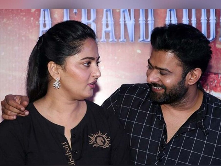  ದಕ್ಷಿಣದ ಸೂಪರ್​ ಸ್ಟಾರ್​ಗಳಾದ ಪ್ರಭಾಸ್ ಮತ್ತು ಅನುಷ್ಕಾ ಶೆಟ್ಟಿ ಉತ್ತಮ ಸ್ನೇಹಿತರಾಗಿದ್ದಾರೆ. ಇಬ್ಬರೂ ತಮ್ಮ ಆನ್-ಸ್ಕ್ರೀನ್ ಕೆಮಿಸ್ಟ್ರಿಯೊಂದಿಗೆ ಬ್ಲಾಕ್ಬಸ್ಟರ್ ಸಿನಿಮಾಗಳನ್ನು ನೀಡಿದ್ದಾರೆ. ಇವರಿಬ್ಬರು ಮಾಡಿದ ಚಿತ್ರಗಳು ಬೆಳ್ಳಿತೆರೆಯಲ್ಲಿ ಸೂಪರ್ ಹಿಟ್ ಆಗಿದೆ. ಇಬ್ಬರೂ 2009 ರಲ್ಲಿ ಬದ್ಲಾ ಸೆಟ್​ನಲ್ಲಿ ಮೊದಲ ಬಾರಿಗೆ ಭೇಟಿಯಾದರು.