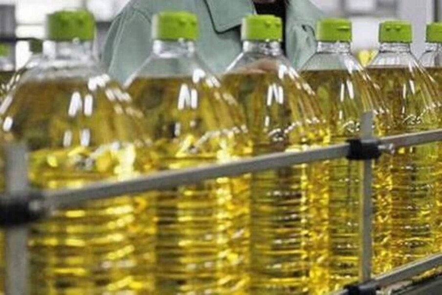  Oil Rate: ಸಾಮಾನ್ಯರಿಗೆ ಬಿಗ್​ ಸಪ್ರೈಸ್​ ಸಿಕ್ಕಿದೆ ಎಂದರೆ ತಪ್ಪಾಗಲ್ಲ. ಇತ್ತೀಚಿಗೆ ಹಲವು ಕಂಪನಿಗಳು ಅಡುಗೆ ಎಣ್ಣೆಯ ಬೆಲೆಯನ್ನು ಇಳಿಸುತ್ತಿರುವುದಾಗಿ ಘೋಷಿಸುತ್ತಿವೆ. ಇದರಿಂದ ಜನತೆಗೆ ಹೆಚ್ಚಿನ ನೆಮ್ಮದಿ ದೊರೆಯಲಿದೆ ಎನ್ನಬಹುದು. ಅಡುಗೆ ಎಣ್ಣೆಯೂ ಅತ್ಯಗತ್ಯ ಎಂದು ಹೇಳಬಹುದು. ಏಕೆಂದರೆ ಎಣ್ಣೆ ಇಲ್ಲದೆ ಅಡುಗೆ ಮಾಡುವುದು ಕಷ್ಟ.