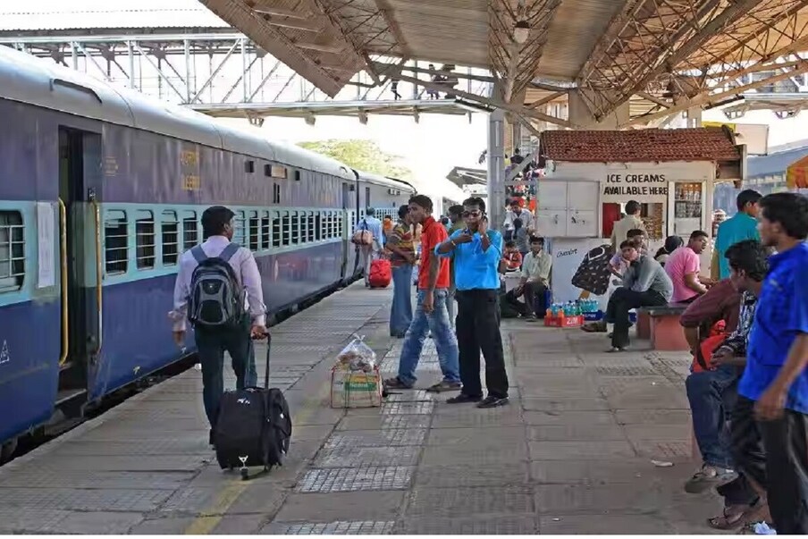  ಭಾರತೀಯ ರೈಲ್ವೇ ತನ್ನದೇ ಆದ ನಿಯಮಗಳನ್ನು ಹೊಂದಿದೆ. ಅವುಗಳಲ್ಲಿ ರೈಲು ಮತ್ತು ಪ್ಲಾಟ್‌ಫಾರ್ಮ್‌ಗಳಲ್ಲಿ ಎಂಆರ್‌ಪಿಗಿಂತ ಹೆಚ್ಚಿನ ಬೆಲೆಗೆ ಸರಕುಗಳನ್ನು ಮಾರಾಟ ಮಾಡಬಾರದು ಎಂಬ ನಿಯಮವಿದೆ.