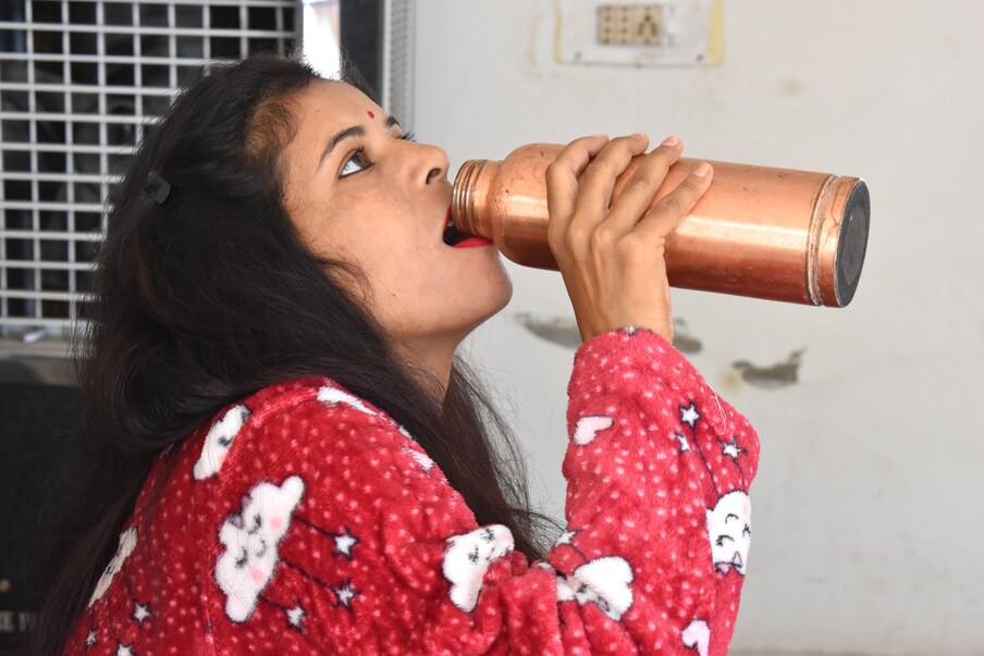  ತಾಮ್ರದ ಬಾಟಲಿಗಳಲ್ಲಿ ನೀರನ್ನು ಶೇಖರಿಸಿಟ್ಟು ಕುಡಿಯುವುದು ಆರೋಗ್ಯಕ್ಕೆ ಹಾನಿಕರ ಎಂದು ಹಲವರು ಭಾವಿಸುತ್ತಾರೆ. ನಿಜಕ್ಕೂ ತಾಮ್ರದ ಬಾಟಲಿನಲ್ಲಿ ನೀರು ಕುಡಿಯುವುದರಿಂದ ಆರೋಗ್ಯಕ್ಕೆ ಹದಗೆಡುತ್ತಾ ತಿಳಿದುಕೊಳ್ಳೋಣ ಬನ್ನಿ.