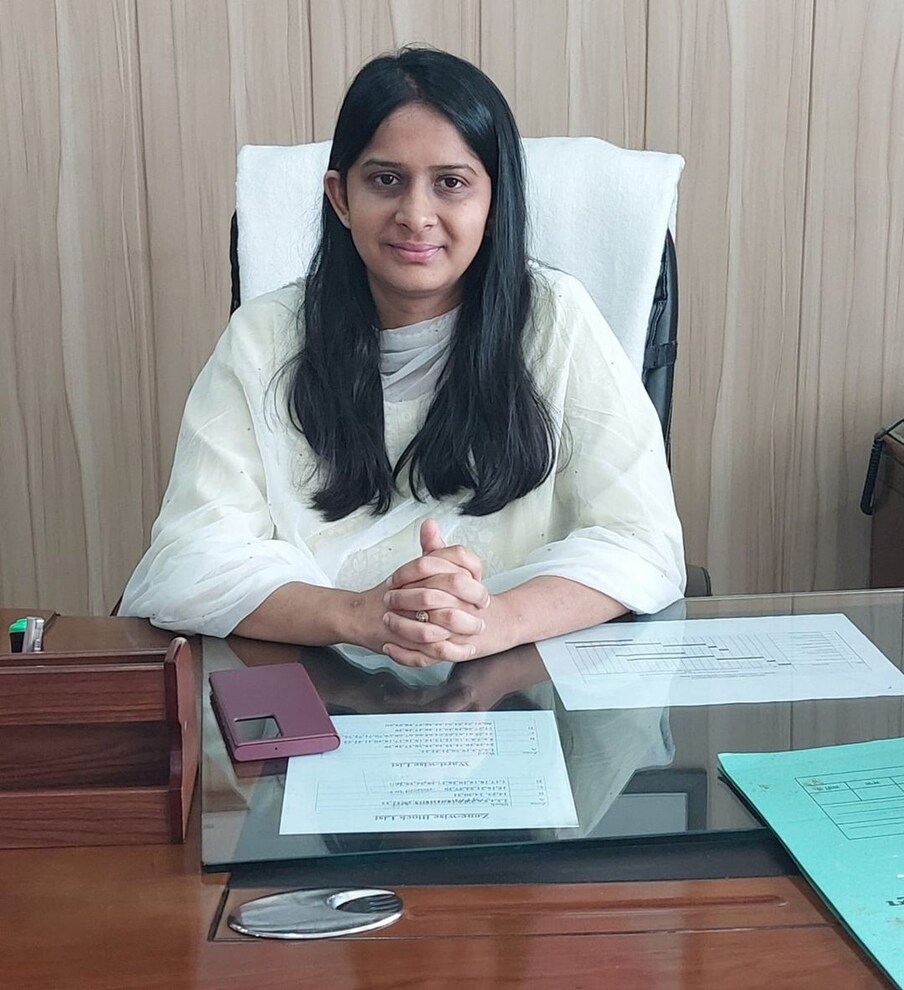  ಶೇನಾ ಅಗರ್ವಾಲ್ 2011ರ UPSC ಟಾಪರ್ ಆಗಿದ್ದಾರೆ. AIPMT ಯಲ್ಲೂ ಶೇನಾ ಅಗ್ರಸ್ಥಾನ ಪಡೆದಿದ್ದಾರೆ. ಎಂಬಿಬಿಎಸ್ ಪದವಿಯನ್ನೂ ಪಡೆದಿದ್ದಾರೆ.