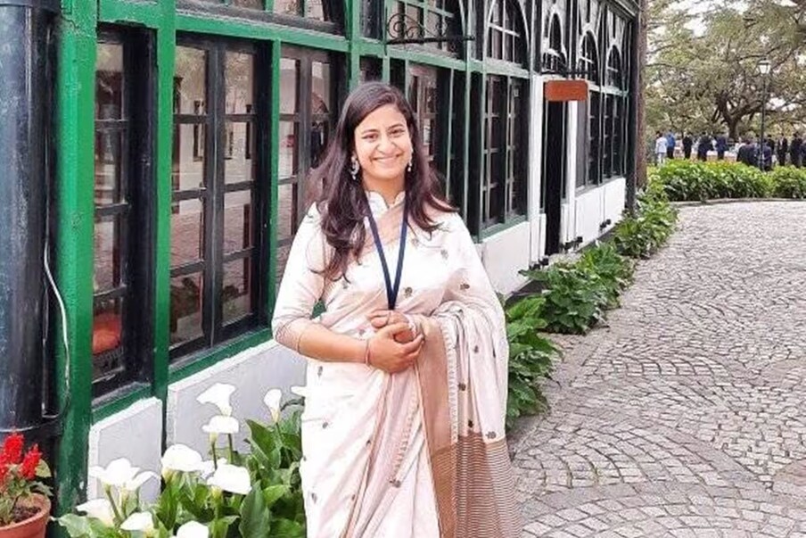  ರಿತಿಕಾ ಜಿಂದಾಲ್ ಅವರ ಜೀವನ ಕಥೆ ತುಂಬಾ ಸ್ಪೂರ್ತಿದಾಯಕವಾಗಿದೆ. ಅವರು ತಮ್ಮ UPSC ಪರೀಕ್ಷೆಯ ತಯಾರಿಯನ್ನು ಅತ್ಯಂತ ಕಠಿಣ ಪರಿಸ್ಥಿತಿಗಳಲ್ಲಿ ಪ್ರಾರಂಭಿಸಿದರು. ಸರ್ಕಾರಿ ಉದ್ಯೋಗವನ್ನು ಪಡೆಯುವ ಹಾದಿಯಲ್ಲಿ ಅನೇಕ ಕಷ್ಟಗಳನ್ನು ಎದುರಿಸಿದರು.