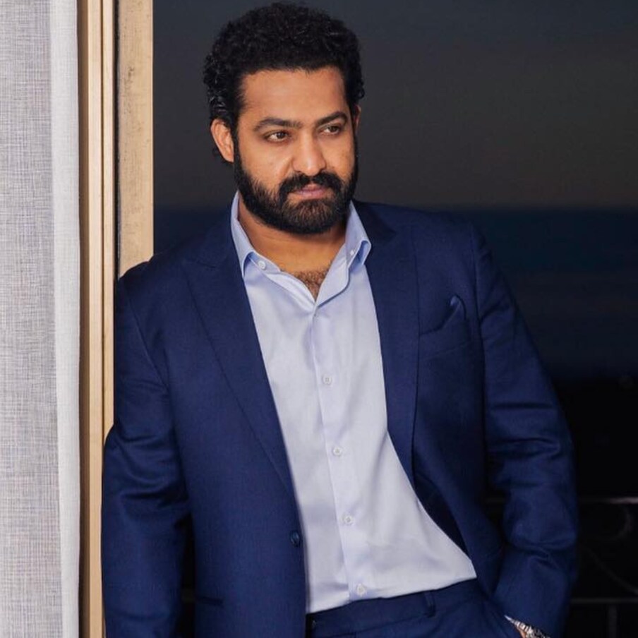  ಯಂಗ್ ಟೈಗರ್ NTR ಇತ್ತೀಚೆಗೆ ರಾಜಮೌಳಿ RRR ಚಿತ್ರದಲ್ಲಿ ನಟಿಸಿದ ಬಳಿಕ ಪ್ಯಾನ್ ಇಂಡಿಯಾ ಸ್ಟಾರ್ ಆಗಿ ಮಿಂಚುತ್ತಿದ್ದಾರೆ. 2022 ಮಾರ್ಚ್ 24 ರಂದು ಬಿಡುಗಡೆಯಾದ RRR ಸಿನಿಮಾ ಭಾರತದಲ್ಲಿ ಮಾತ್ರವಲ್ಲ ಇಡೀ ವಿಶ್ವದಾದ್ಯಂತ ಬಾಕ್ಸ್ ಆಫೀಸ್​ನಲ್ಲಿ ಭರ್ಜರಿ ಸದ್ದು ಮಾಡಿತು. ಆಸ್ಕರ್ ವೇದಿಕೆ ಏರಿ ಪ್ರಶಸ್ತಿ ಕೂಡ ಗೆದ್ದಿದೆ. ಇದೀಗ ಜೂನಿಯರ್ NTR ದೇವರ ಸಿನಿಮಾ ಶೂಟಿಂಗ್​ನಲ್ಲಿ ಬ್ಯುಸಿ ಆಗಿದ್ದಾರೆ.