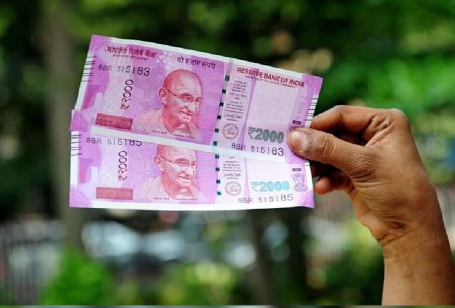  2000 ರೂಪಾಯಿ ನೋಟುಗಳ ಬಗ್ಗೆ ರಿಸರ್ವ್ ಬ್ಯಾಂಕ್ ಶುಕ್ರವಾರ ಮಹತ್ವದ ನಿರ್ಧಾರ ಕೈಗೊಂಡಿದ್ದು, ಚಲಾವಣೆಯಿಂದ ಹಿಂತೆಗೆದುಕೊಳ್ಳುವುದಾಗಿ ಘೋಷಿಸಿದೆ. ಆದಾಗ್ಯೂ, 2000 ರೂಪಾಯಿ ನೋಟು ಚಲಾವಣೆಯಲ್ಲಿ ಮುಂದುವರಿಯುತ್ತದೆ. ಇತರ ಮುಖಬೆಲೆಗಳೊಂದಿಗೆ ಸುಲಭವಾಗಿ ವಿನಿಮಯ ಮಾಡಿಕೊಳ್ಳಬಹುದು ಎಂದು ರಿಸರ್ವ್ ಬ್ಯಾಂಕ್ ಸ್ಪಷ್ಟಪಡಿಸಿದೆ. ಇಂದಿನಿಂದ ಈ 2 ಸಾವಿರ ನೋಟುಗಳನ್ನು ಬ್ಯಾಂಕ್​ಗಳಲ್ಲಿ ಬದಲಾವಣೆ ಮಾಡಿಕೊಳ್ಳಬಹುದು.