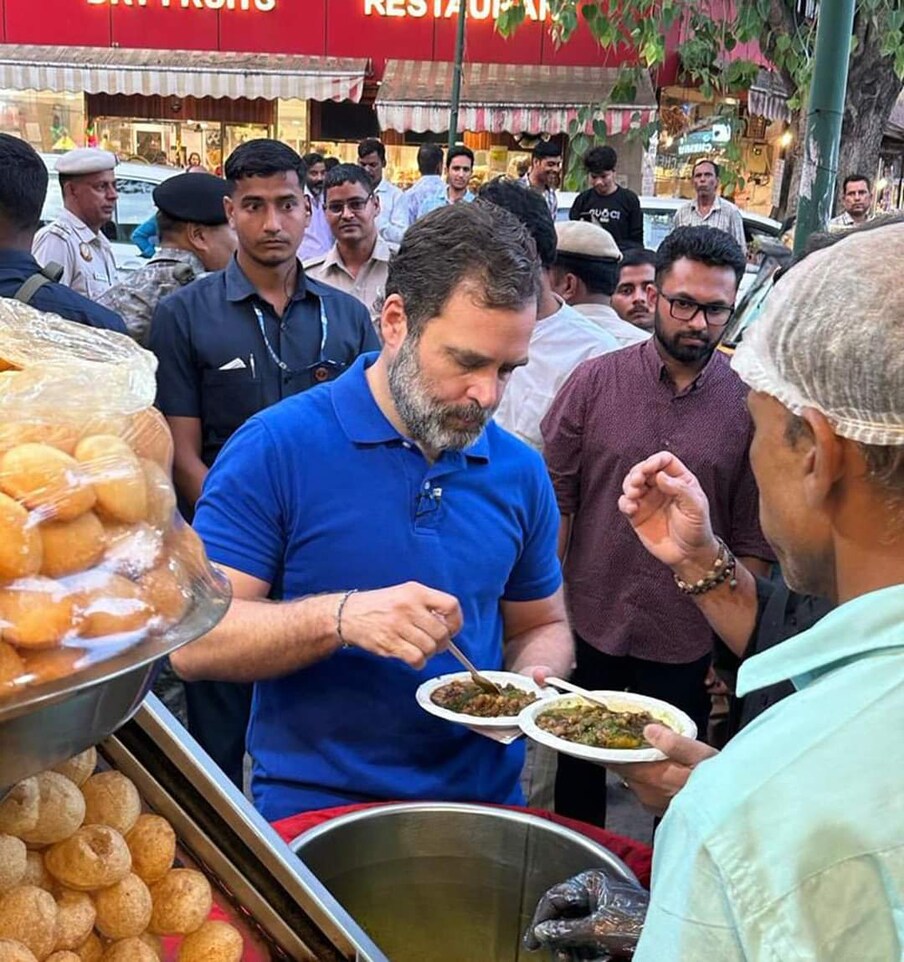  ರಾಹುಲ್ ಗಾಂಧಿ ಇತ್ತೀಚಿನ ದಿನಗಳಲ್ಲಿ ಅತ್ಯಂತ ಸರಳತೆ ಪ್ರದರ್ಶಿಸುತ್ತಿದ್ದಾರೆ ಮತ್ತು ನೇರವಾಗಿ ಜನರ ಬಳಿಗೆ ಬರುತ್ತಿದ್ದಾರೆ. ರಾಷ್ಟ್ರೀಯ ಪಕ್ಷದ ಪ್ರಮುಖ ನಾಯಕರಾಗಿದ್ದರೂ ಯಾವುದೇ ಭದ್ರತೆ ಇಲ್ಲದೇ ಜನರ ಮಧ್ಯೆ ಬಂದು ಮಾತನಾಡುತ್ತಿದ್ದಾರೆ.