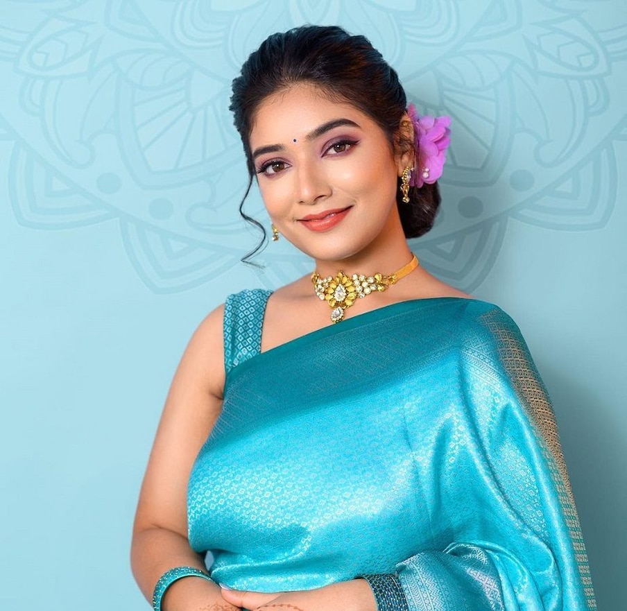  ನಟಿ ಪ್ರಿಯಾಂಕಾ ತಿಮ್ಮೇಶ್ ಸ್ಕೈ ಬ್ಲ್ಯೂ ಸೀರೆಯಲ್ಲಿ ನಲ್ಲಿ ಫೋಟೋಶೂಟ್ ಮಾಡಿಸಿದ್ದಾರೆ. ಆ ಫೋಟೋಗಳನ್ನು ಸಾಮಾಜಿಕ ಜಾಲತಾಣದಲ್ಲಿ ಶೇರ್ ಮಾಡಿದ್ದಾರೆ. ಎಲ್ಲಾ ಫೋಟೋದಲ್ಲೂ ಕ್ಯೂಟ್ ಆಗಿ ಕಾಣ್ತಾ ಇದ್ದಾರೆ.