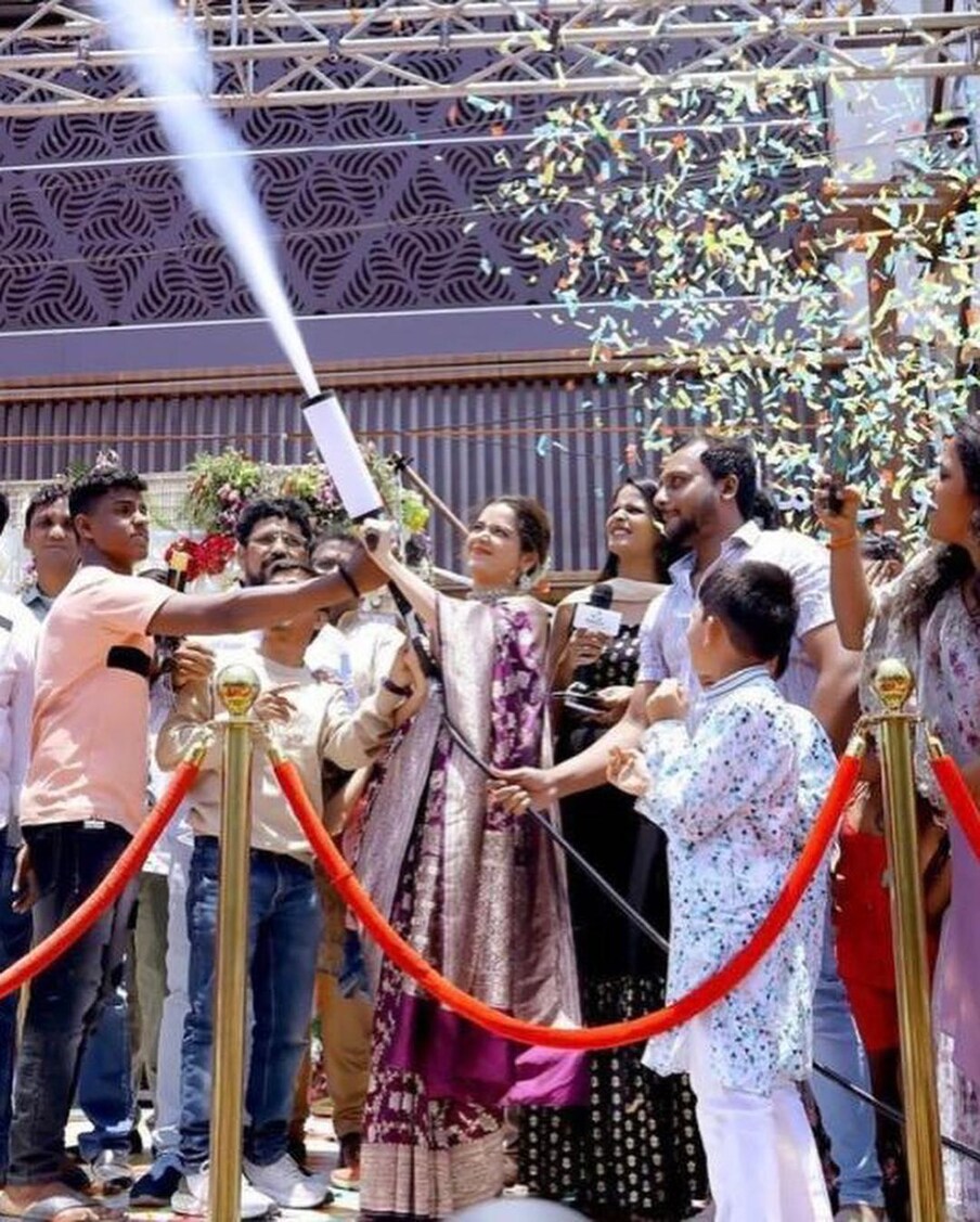  ಬಿಸಿಲ ನಾಡು ಬೀದರ್​ಗೆ ಕಾಲಿಟ್ಟ ನಟಿ ಆಶಿಕಾ ರಂಗನಾಥ್ ನೋಡಲು ಅಭಿಮಾನಿಗಳು ಮುಗಿಬಿದ್ದಿದ್ರು. ಜಿಲ್ಲೆಯಲ್ಲಿ ಹೊಸದಾಗಿ ತೆರೆಯಲಾದ ಜಿವಿ ಮಾಲ್ ಉದ್ಘಾಟನಾ ಕಾರ್ಯಕ್ರಮಕ್ಕೆ ಆಶಿಕಾ ಆಗಮಿಸಿದ್ರು.
