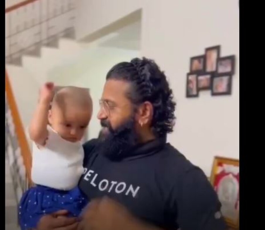  ಸನ್ ರೈಸರ್ಸ್ ಹೈದರಾಬಾದ್ ವಿರುದ್ಧ ಕೊಹ್ಲಿ & ಟೀಮ್ 8 ವಿಕೆಟ್​ಗಳ ಭರ್ಜರಿ ಗೆಲುವು ಸಾಧಿಸಿದೆ. ಕಾಂತಾರ ನಟ ರಿಷಬ್ ಶೆಟ್ಟಿ ಪುಟ್ಟ ಮಗಳು ರಾಧ್ಯಾ ಕೂಡ ಆರ್​ಸಿಬಿ ಫ್ಯಾನ್ ಆಗಿದ್ದು, RCBಗೆ ಜೈಕಾರ ಹಾಕಿದ್ದಾಳೆ.