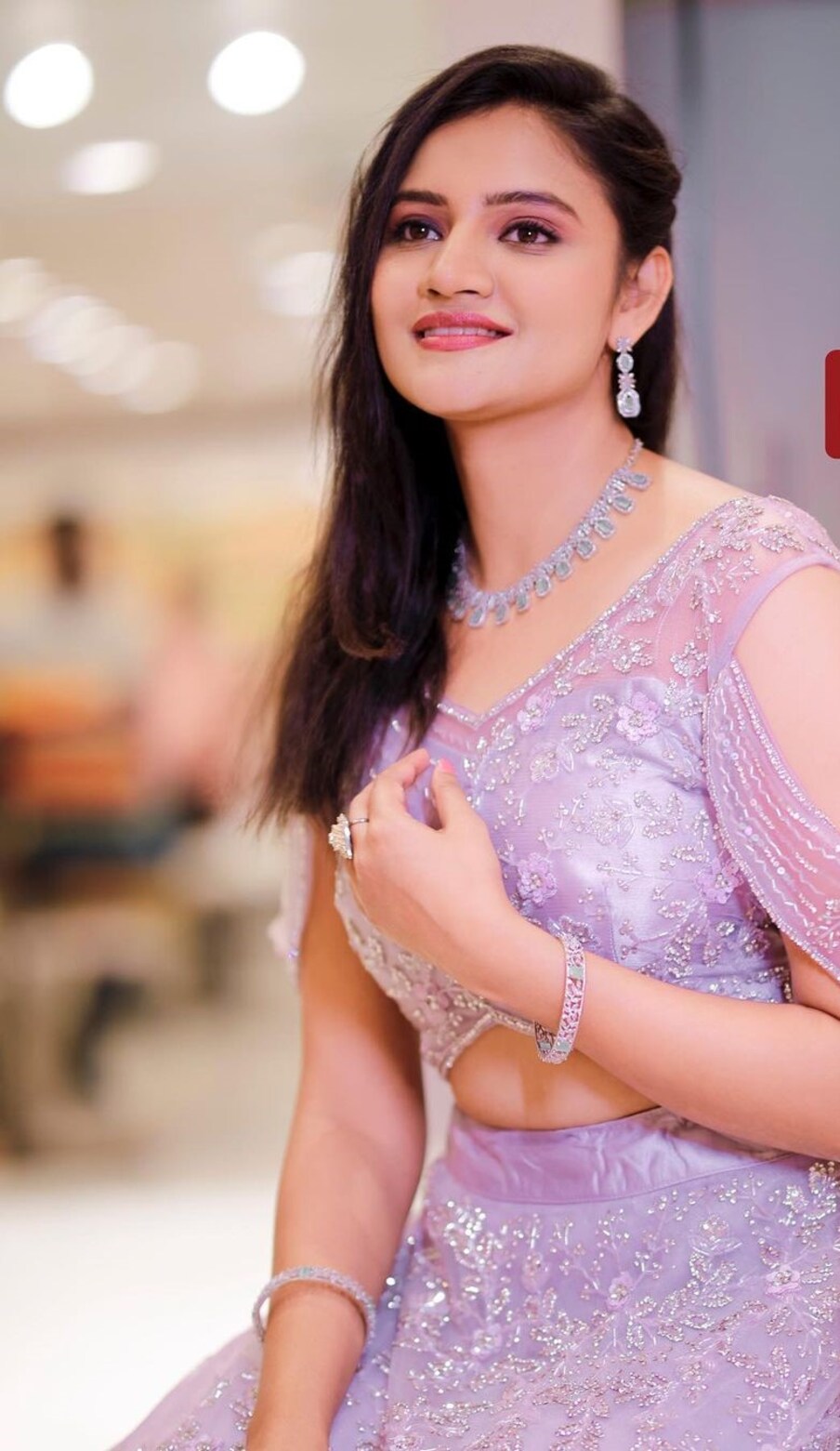  ಸದಾ ಸೀರೆಯುಟ್ಟು ನಲಿಯುವ ರಂಜನಿ ರಾಘವನ್​, ಈ ಬಾರಿ ಕ್ರಾಪ್ ಟಾಪ್ ತೊಟ್ಟು ಮಿಂಚಿದ್ದಾರೆ. ಲೈಟ್​ ಲ್ಯಾವೆಂಡರ್ ಕಲರ್ ಡ್ರೆಸ್​ನಲ್ಲಿ ನಟಿ ಗೊಂಬೆಯಂತೆ ಕಂಗೊಳಿಸುತ್ತಿದ್ದಾರೆ. ​  (ಫೋಟೋ ಕೃಪೆ; ರಂಜನಿ ರಾಘವನ್ ಇನ್ಸ್ಟಾಗ್ರಾಮ್​)