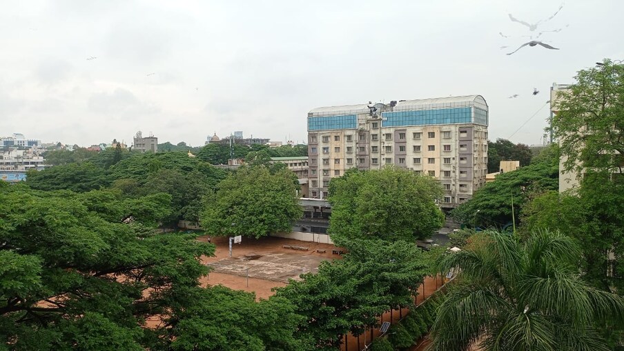  ಇಂದು ಬೆಳಗಿನ ಜಾವದಿಂದಲೇ ನಗರದ ಬಹುತೇಕ ಕಡೆ ಮಳೆಯ ಸಿಂಚನ ಆರಂಭವಾಗಿದೆ. ಮೋಡ ಕವಿದ ವಾತಾವರಣ ನಿರ್ಮಾಣವಾಗಿದ್ದು, ಕೂಲ್ ವೆದರ್​ಗೆ ಬೆಂಗಳೂರಿಗರು ಫಿದಾ ಆಗಿದ್ದಾರೆ.