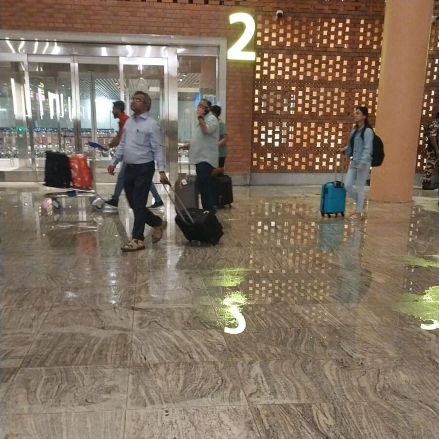  ಬೆಂಗಳೂರು: ಕಳೆದ ಎರಡು ದಿನಗಳಲ್ಲಿ ಬೆಂಗಳೂರಿನಲ್ಲಿ ಭರ್ಜರಿ ಮಳೆಯಾಗುತ್ತಿದ್ದು, ಸತತ ಮಳೆಯಾಗಿರುತ್ತಿರುವ ಪರಿಣಾಮ ಬೆಂಗಳೂರಿನ ಅಂತರಾಷ್ಟ್ರೀಯ ವಿಮಾನ ನಿಲ್ದಾಣದಲ್ಲಿ ನೂತನ ಟರ್ಮಿನಲ್​​ 2ನಲ್ಲಿ ಸೋರಿಕೆಯಾಗಿದೆ.