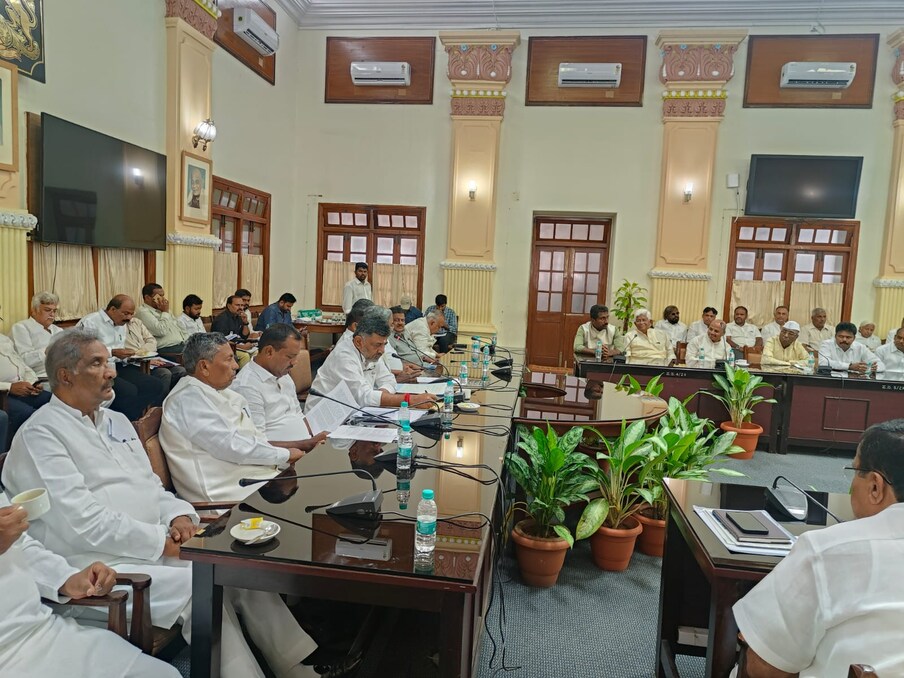  ಸಂಪುಟ ಬಿಕ್ಕಟ್ಟಿನ ನಡುವೆ ಇಂದು ನಡೆದ ಶಾಸಕಾಂಗ ಸಭೆಯಲ್ಲಿ ಎಲ್ಲಾ ಶಾಸಕರಿಗೆ ಸಿಎಂ ಮತ್ತು ಡಿಸಿಎಂ ಖಡಕ್ ಸೂಚನೆ ನೀಡಿದ್ದಾರೆ ಎಂದು ತಿಳಿದು ಬಂದಿದೆ.