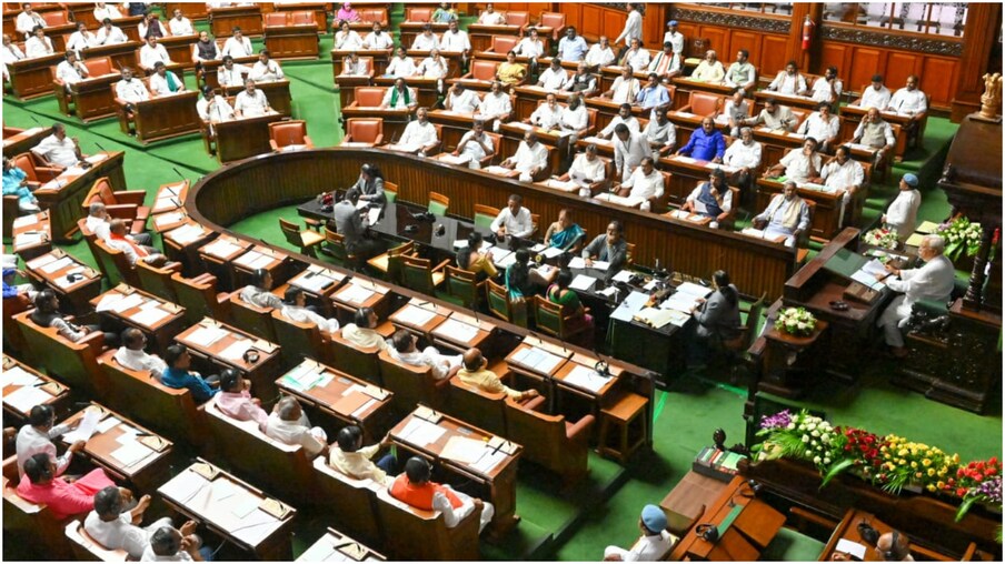 ಮೊದಲ ದಿನದ ಸದನ ಮುಕ್ತಾಯವಾಗುತ್ತಿದ್ದಂತೆ ಮಂಗಳವಾರಕ್ಕೆ ಮುಂದೂಡಿದ ಸ್ಪೀಕರ್ ಆರ್.ವಿ ದೇಶಪಾಂಡೆ ಅವರು, ಸದನಕ್ಕೆ ಬಾರದೆ ಇರುವ ಶಾಸಕರು ಮಂಗಳವಾರ ಬಂದು ಪ್ರಮಾಣ ವಚನ ಸ್ವೀಕಾರ ಮಾಡಿ ಎಂದು ಸೂಚನೆ ನೀಡಿದರು. ಮೊದಲ ದಿನ ಸದನದಲ್ಲಿ 182 ಶಾಸಕರು ಪ್ರಮಾಣ ವಚನ ಸ್ವೀಕಾರ ಮಾಡಿದ್ದಾರೆ.