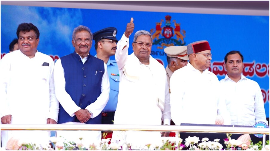  ಬೆಂಗಳೂರು: ಇಂದು ಬೆಂಗಳೂರಿನ ಕಂಠೀರವ ಕ್ರೀಡಾಂಗಣದಲ್ಲಿ ನಡೆದ ಸಿಎಂ ಸಿದ್ದರಾಮಯ್ಯ ಪ್ರಮಾಣ ವಚನಕ್ಕೆ ದೇಶದ ಗಣ್ಯಾತಿ ಗಣ್ಯರು ಭಾಗಿಯಾಗಿದ್ದರು. ಆದರೆ ಪ್ರಮಾಣ ವಚನದಲ್ಲಿ ಕೇವಲ ಕೇವಲ 8 ಜನಕ್ಕೆ ಸಚಿವ ಸ್ಥಾನ ನೀಡಿದಕ್ಕೆ ಸಿದ್ದರಾಮಯ್ಯ ಅವರ ಆಪ್ತ ಶಾಸಕರು ಅಸಮಾಧಾನಗೊಂಡಿದ್ದಾರೆ ಎಂಬ ಮಾಹಿತಿ ಲಭ್ಯವಾಗಿದೆ.