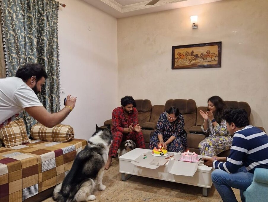  ಮದುವೆ ಬಳಿಕ ಭಾರೀ ಸುದ್ದಿಯಲ್ಲಿರುವ ಹರಿಪ್ರಿಯಾ, ವಸಿಷ್ಠ ಸಿಂಹ ಜೋಡಿ, ಸೋಶಿಯಲ್ ಮೀಡಿಯಾದಲ್ಲಿ ಸಖತ್ ಆ್ಯಕ್ಟಿವ್ ಆಗಿದ್ದಾರೆ. ಸಿನಿಮಾ ಹಾಗೂ ವೈಯಕ್ತಿಕ ವಿಚಾರವನ್ನು ಇಬ್ಬರೂ ಅಭಿಮಾನಿಗಳ ಜೊತೆ ಹಂಚಿಕೊಳ್ತಾರೆ.