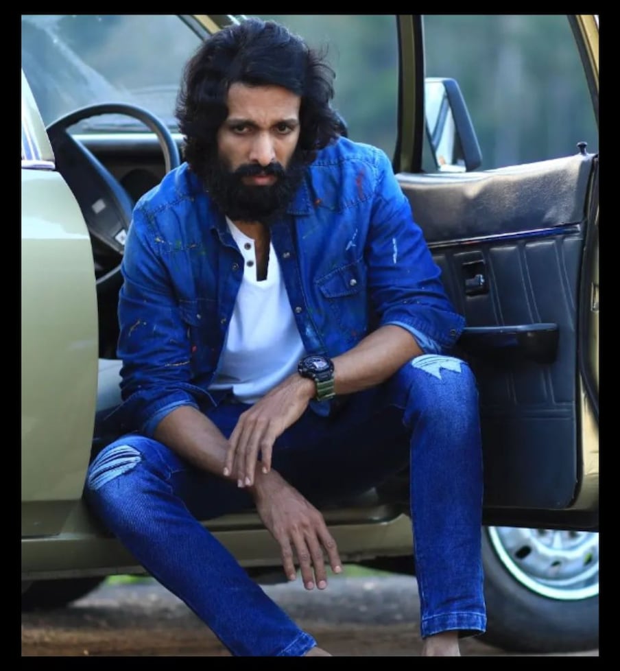  ಸ್ಯಾಂಡಲ್‌ವುಡ್‌ನ ನಟ-ನಿರ್ದೇಶಕ ಕಾಶಿನಾಥ್ ಪುತ್ರ ಅಭಿಮನ್ಯು ಕಾಶಿನಾಥ್ ಏನ್ ಮಾಡುತ್ತಿದ್ದಾರೆ. ಒಪ್ಪಿದ ಸಿನಿಮಾ ಏನ್ ಆಗಿದೆ. 2019 ರ ಕೊನೆಯಲ್ಲಿ ಸಿನಿಮಾ ಸೆಟ್ಟೇರಿತ್ತು. ಇದೀಗ ಆ ಸಿನಿಮಾ ಕಥೆ ಏನ್ ಆಗಿದೆ. ಈ ಎಲ್ಲ ಪ್ರಶ್ನೆಗೆ ಒಂದು ಉತ್ತರ ಈಗ ಪೋಸ್ಟರ್ ರೂಪದಲ್ಲಿಯೇ ಸಿಕ್ಕಿದೆ.