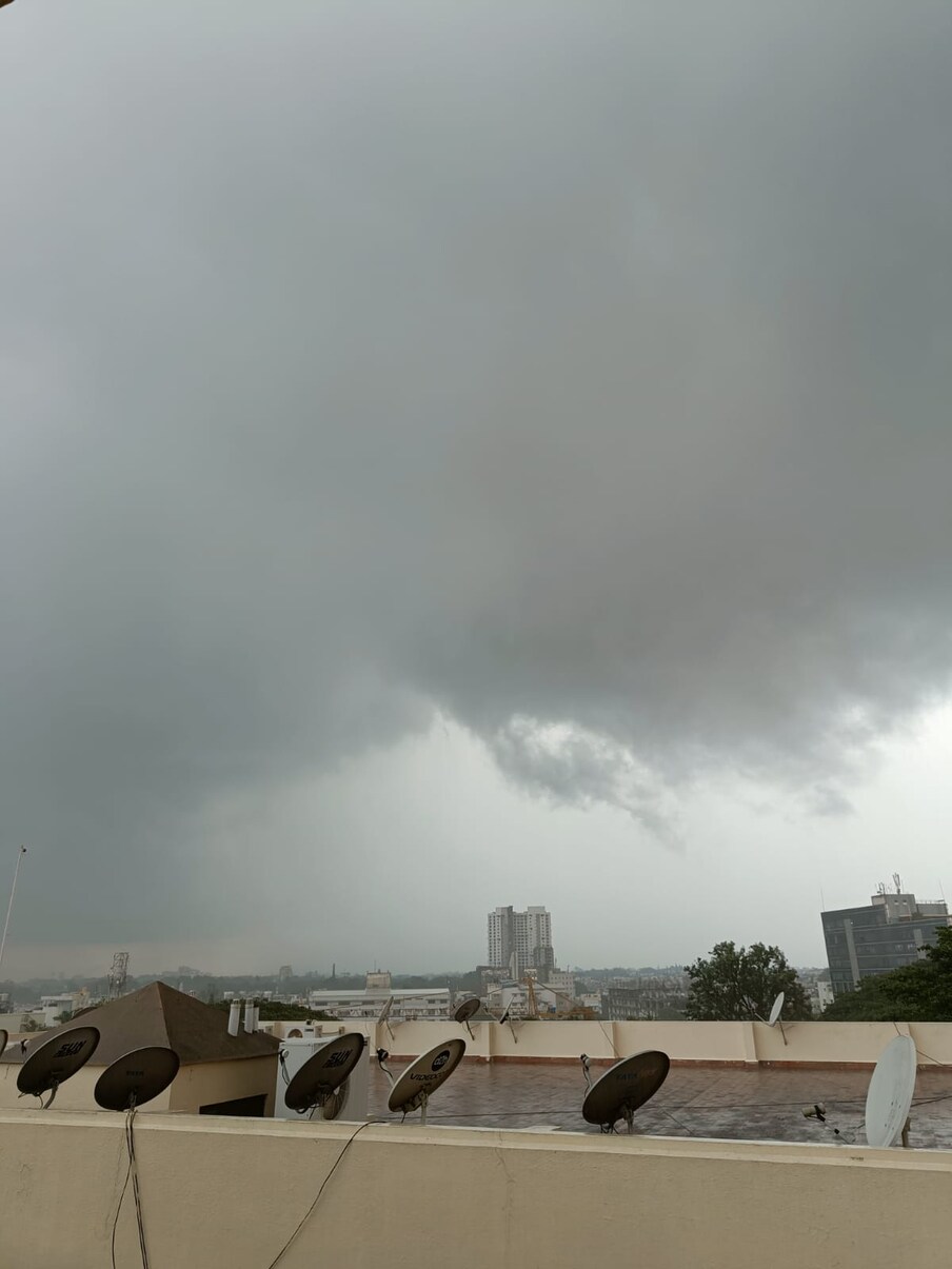  ಬೆಂಗಳೂರಿನಲ್ಲಿ ಭರ್ಜರಿ ಮಳೆ ಶುರುವಾಗಿದೆ. ಹವಾಮಾನ ಇಲಾಖೆ ನೀಡಿದ ಮುನ್ಸೂಚನೆಯಂತೆಯೇ ರಾಜ್ಯ ರಾಜಧಾನಿಯಲ್ಲಿ ಮಳೆ ಇನ್ನಷ್ಟು ಹೆಚ್ಚಾಗುವ ಸಾಧ್ಯತೆ ಇದೆ.