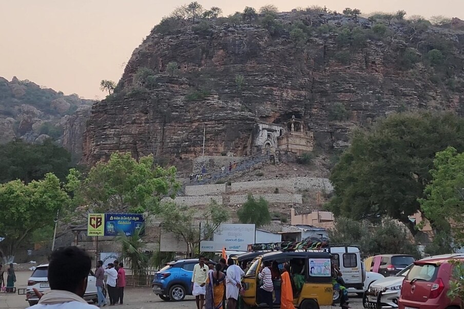  ಹಸಿರು ಪರಿಸರದ ಪ್ರಕೃತಿಯ ನಡುವೆ ಇರುವ ಅದ್ಭುತ ದೇವಾಲಯವೊಂದು ಭಕ್ತರ ಗಮನ ಸೆಳೆಯುತ್ತಿದೆ. ಆಂಧ್ರಪ್ರದೇಶದ ಕರ್ನೂಲ್ ಜಿಲ್ಲೆಯಲ್ಲಿ ಪರ್ವತಗಳ ಮಧ್ಯೆ ಇರುವ ಯಗಂಟಿ ದೇಗುಲದ ಕುತೂಹಲಕರ ಸಂಗತಿಗಳ ಬಗ್ಗೆ ನೀವು ತಿಳಿದುಕೊಳ್ಳಿ.