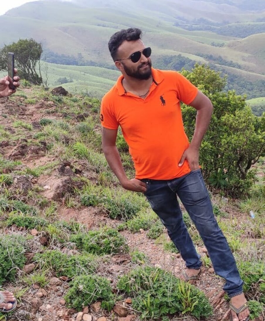  ಗಾಯಾಳು ಯುವಕನನ್ನು ಮೂಡಿಗೆರೆಯ ಅಜಿತ್ ಎಂದು ಗುರುತಿಸಲಾಗಿದ್ದು, ಈತ ಬೇರೆ ಧರ್ಮದ ಯುವತಿಯ ಜೊತೆ ಸ್ನೇಹ ಸಲುಗೆ ಹೊಂದಿದ್ದ ಎಂದು ಆರೋಪಿಸಿ ಹಲ್ಲೆ ನಡೆಸಲಾಗಿದೆ ಎಂದು ತಿಳಿದು ಬಂದಿದೆ.