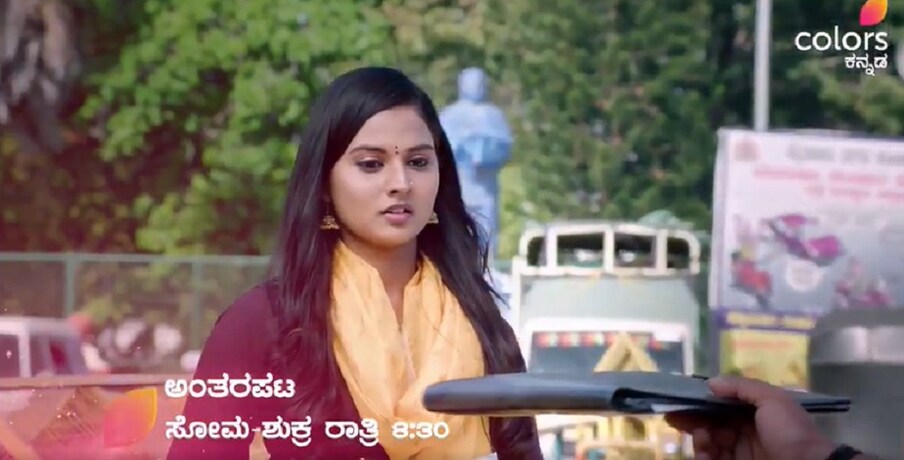  ಕಲರ್ಸ್ ಕನ್ನಡದಲ್ಲಿ ರಾತ್ರಿ 8.30ಕ್ಕೆ ಹೊಸ ಧಾರಾವಾಹಿ ಅಂತರಪಟ ಪ್ರಸಾರವಾಗ್ತಿದೆ. ಅಪ್ಪ ಕನಸು ನನಸು ಮಾಡಲು ಹೊರಟ ಆರಾಧನಾಳ ಕತೆಯಿದು. ಜನರಿಗೆ ಧಾರಾವಾಹಿ ಇಷ್ಟ ಆಗಿದೆ.