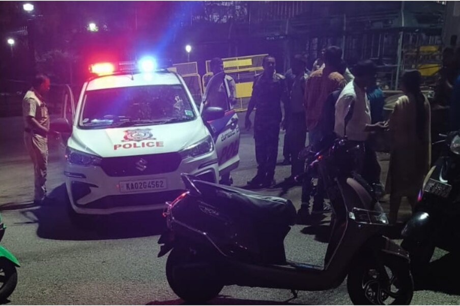  ಬೆಂಗಳೂರು: ರಾಜಧಾನಿ ಬೆಂಗಳೂರಿನ ಹೃದಯಭಾಗ ವಿಧಾನಸೌಧ ಎದುರೇ ಯುವತಿಯನ್ನು ಕಿಡ್ನಾಪ್​ ಮಾಡಲು ಯತ್ನಿಸಿರುವ ಘಟನೆ ನಡೆದಿದ್ದು, ಕೂಡಲೇ ಸ್ಥಳದಲ್ಲಿದ್ದ ಕರ್ನಾಟಕ ಸ್ಟೇಟ್ ಇಂಡಸ್ಟ್ರಿಯಲ್ ಸೆಕ್ಯೂರಿಟಿ ಫೋರ್ಸ್ ತಂಡದ ಸಿಬ್ಬಂದಿ ಯುವತಿಯನ್ನು ದುಷ್ಕರ್ಮಿಗಳಿಂದ ರಕ್ಷಣೆ ಮಾಡಿದ್ಧಾರೆ.