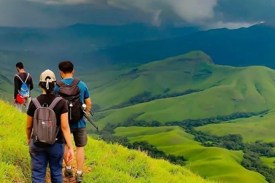  ಪ್ರಕೃತಿ ಪ್ರಿಯರು, ಸಾಹಸ ಪ್ರಿಯರು, ಪ್ರವಾಸ ಪ್ರೇಮಿಗಳು, ಇತಿಹಾಸ ತಜ್ಞರು ಹೀಗೆ ಎಲ್ಲ ವರ್ಗದವರನ್ನು ಸಂತೃಪ್ತಿಪಡಿಸುವ ತಾಣ ಕರ್ನಾಟಕ ಎಂದು ಹೇಳಬಹುದು. ಅದರಲ್ಲೂ ಚಿಕ್ಕಮಗಳೂರು ಪ್ರಮುಖ ಪ್ರವಾಸಿ ತಾಣವಾಗಿದೆ. ಸದ್ಯ ಬೇಸಿಗೆ ಮುಗಿದು ಇನ್ನೊಂದು ತಿಂಗಳಿನಲ್ಲಿ ಮಳೆಗಾಲ ಆರಂಭವಾಗುತ್ತಿದೆ. ಈಗಾಗಲೇ ಕರ್ನಾಟಕದ ಕೆಲವು ಭಾಗಗಳಲ್ಲಿ ಮಳೆರಾಯ ಆಗಮಿಸಿದ್ದಾನೆ. ಈ ನಡುವೆ ಮೊದಲೇ ನೀವು ಪ್ರವಾಸ ಕೈಗೊಳ್ಳಬೇಕಾದರೆ ಚಿಕ್ಕಮಗಳೂರು ಚೂಸ್ ಮಾಡುವುದು ಬೆಸ್ಟ್.