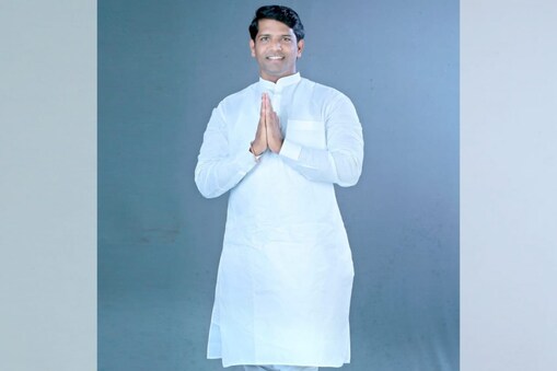 ಚಾಂದಪುರ ಕಾಲೋನಿಯಲ್ಲಿ (Chandapur colony, Vijayapura City) ಘಟನೆ ನಡೆದಿದ್ದು, ಅಪರಿಚಿತರು ಆರು ಸುತ್ತಿನ ಗುಂಡಿನ ದಾಳಿ ನಡೆಸಿ ಪರಾರಿಯಾಗಿದ್ದಾರೆ. 