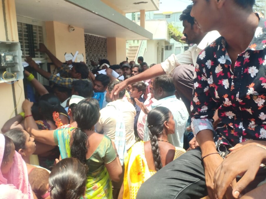  ತುಮಕೂರು (ಮೇ.25): ಕಾರ್ಮಿಕ ಇಲಾಖೆಯಿಂದ ಕೊಡಲಾಗುವ ಎಜುಕೇಶನ್ ಕಿಟ್​​ಗಾಗಿ ವಿದ್ಯಾರ್ಥಿಗಳು & ಪೋಷಕರು ಮುಗಿಬಿದ್ದಿರುವ ಘಟನೆ ತುಮಕೂರಿನಲ್ಲಿ ನಡೆದಿದೆ.