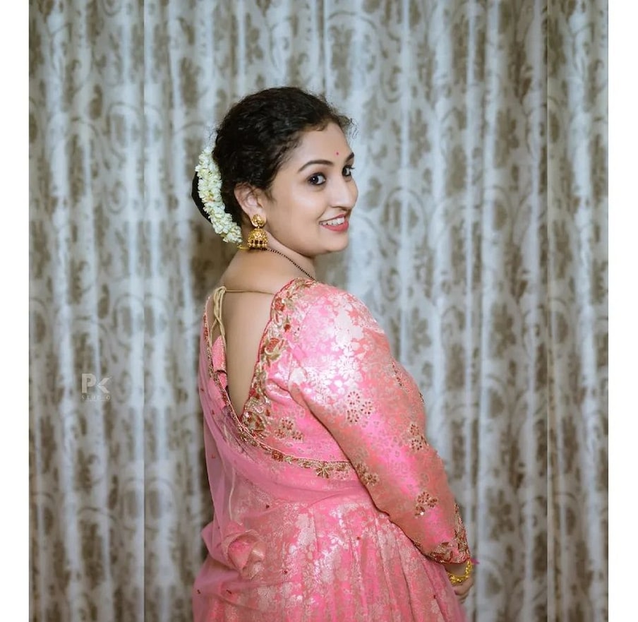 ಡ್ರೆಸ್ ಗೆ ತಕ್ಕಂತೆ ಹೇರ್ ಸ್ಟೈಲ್ ಮಾಡಿ, ಅದಕ್ಕೆ ಮಲ್ಲಿಗೆ ಹೂವು ಮುಡಿದಿದ್ದಾರೆ. ಚೆಂದದ ನಗು ಬೀರಿ ಫೋಟೋಗೆ ಪೋಸ್ ಕೊಟ್ಟಿದ್ದಾರೆ. ಎಲ್ಲಾ ಫೋಟೋಗಳಲ್ಲಿ ಕಾಂತಾರ ರಾಣಿ ಸೂಪರ್ ಆಗಿದ್ದಾರೆ.