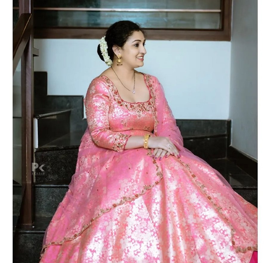 ಪ್ರಗತಿ ಶೆಟ್ಟಿ ರಿಷಬ್ ಶೆಟ್ಟಿಯವರನ್ನು ಮದುವೆ ಆಗಿ 6 ವರ್ಷ ಆಗಿದೆ. ಮಗ ರಣ್ವಿತ್ ಹಾಗೂ ಮಗಳು ರಾಧ್ಯ ಜೊತೆ ಖುಷಿಯಾದ ಜೀವನ ನಡೆಸುತ್ತಿದ್ದಾರೆ. ರಿಷಬ್ ಶೆಟ್ಟಿ ಕುಟುಂಬಕ್ಕೂ ಹೆಚ್ಚು ಸಮಯ ಕೊಡ್ತಾರೆ.