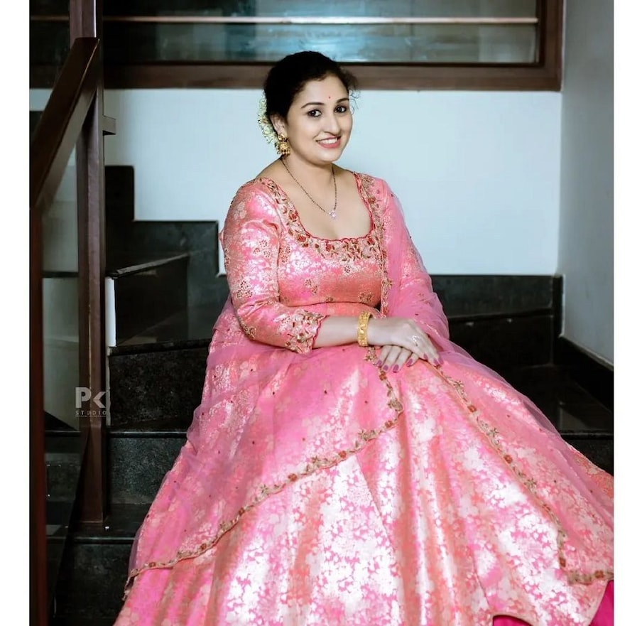 ಪ್ರಗತಿ ಶೆಟ್ಟಿ ಮೊದಲು ರಿಷಬ್ ಶೆಟ್ಟಿಯವರ ಅಭಿಮಾನಿ. ಥಿಯೇಟರ್ ಬಳಿ ಸೆಲ್ಫಿ ತೆಗೆದುಕೊಂಡ ಜೋಡಿ, ನಿಜ ಜೀವನದಲ್ಲಿ ಸತಿ ಪತಿಯಾಗಿ ಸಂಸಾರ ಸಾಗಿಸುತ್ತಿದ್ದಾರೆ. ಇಬ್ಬರದ್ದು ಪರ್ಫೆಕ್ಟ್ ಜೋಡಿ ಎಂದು ಎಲ್ಲರೂ ಹೇಳಿದ್ದಾರೆ.